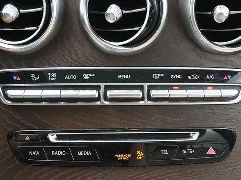 Used 2019 Mercedes-Benz GLC 300 4MATIC image 25
