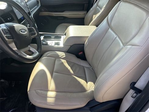 Used 2022 Ford Expedition XLT image 19