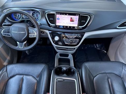Used 2022 Chrysler Pacifica Touring-L FWD image 15