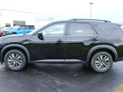 Used 2024 Nissan Pathfinder SV FWD image 4