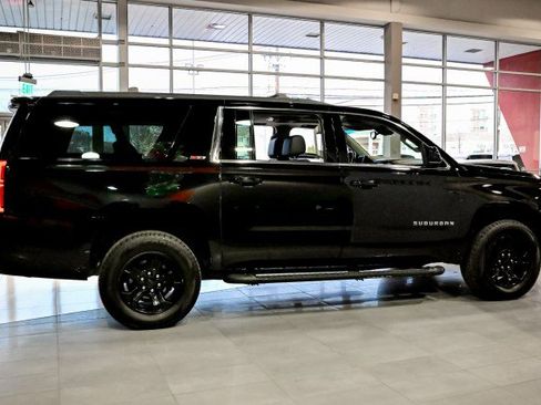 Used 2020 Chevrolet Suburban LT image 4