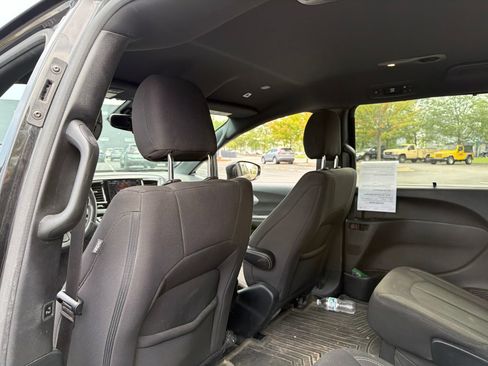Used 2018 Chrysler Pacifica Touring Plus w/ S Appearance Package FWD image 11
