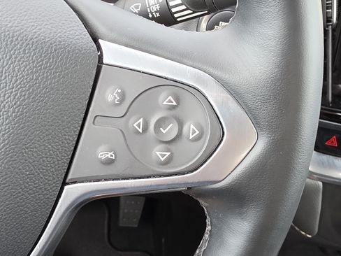 Used 2023 Chevrolet Traverse Premier FWD image 18