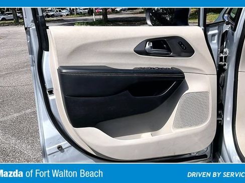 Used 2023 Chrysler Pacifica Touring-L FWD image 17