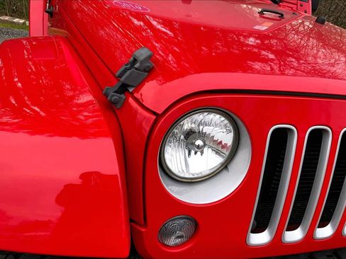 Used 2016 Jeep Wrangler Sahara w/ Connectivity Group AWD/4WD image 27