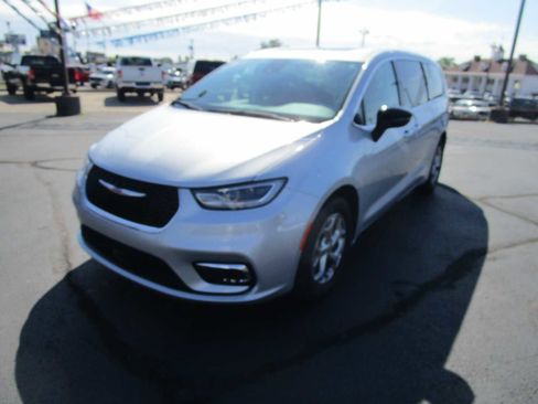 Certified 2024 Chrysler Pacifica Limited image 3