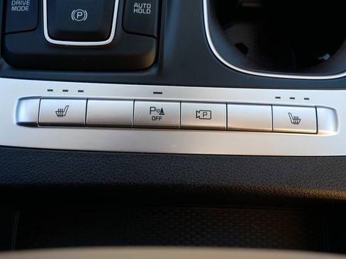 Certified 2024 Kia Carnival LX image 30