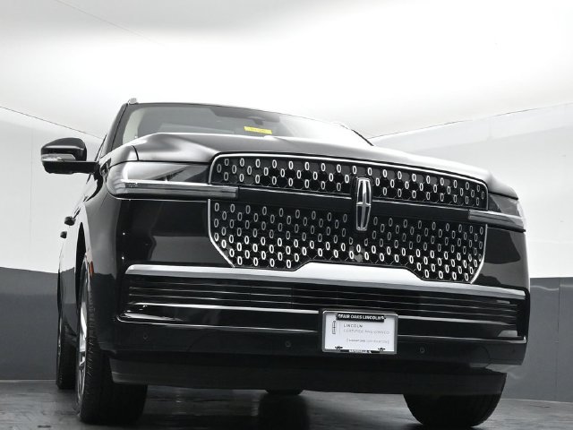 Certified 2025 Lincoln Navigator Reserve AWD/4WD image 39