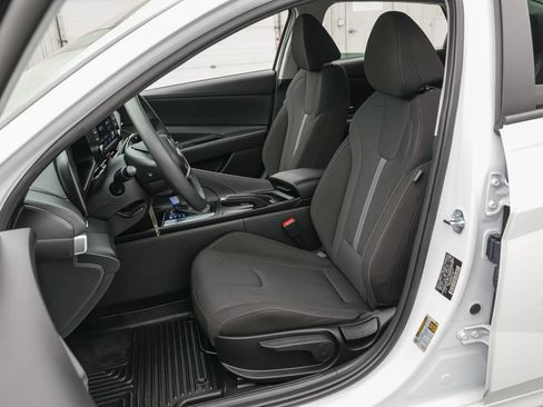 Used 2025 Hyundai Elantra SE FWD image 12