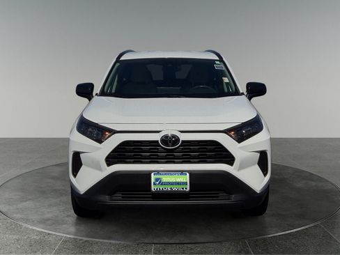 Used 2019 Toyota RAV4 LE FWD image 2