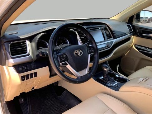 Used 2019 Toyota Highlander XLE FWD image 17
