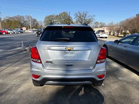 Used 2022 Chevrolet Trax LT w/ Premium Seat Package image 3