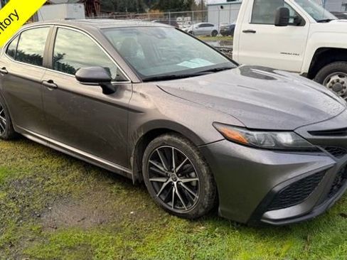 Used 2022 Toyota Camry SE image 2