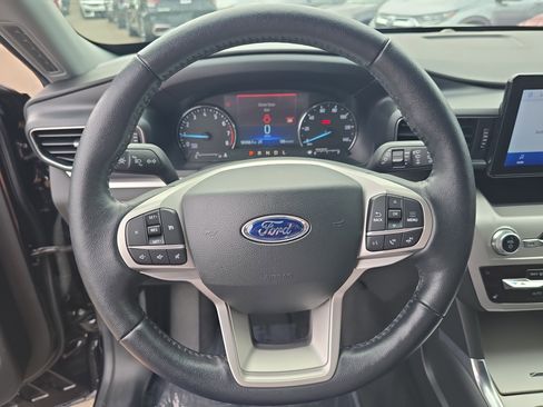 Used 2022 Ford Explorer XLT w/ Equipment Group 202A AWD/4WD image 30