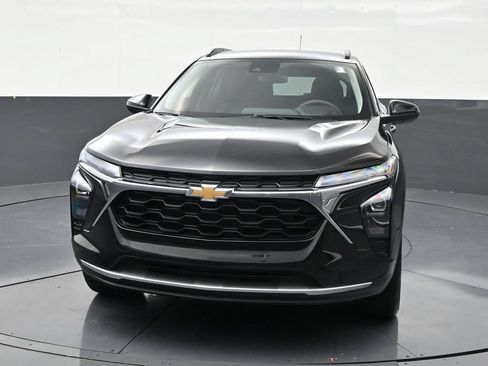 Used 2025 Chevrolet Trax LT FWD image 8