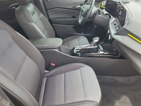 Used 2024 Chevrolet Trax LT w/ Driver Confidence Package image 12