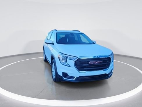 Used 2024 GMC Terrain SLE w/ Driver Convenience Package image 2