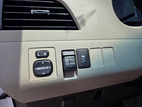 Used 2011 Toyota Sienna XLE FWD image 17