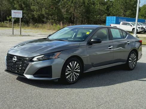 Used 2025 Nissan Altima 2.5 SV FWD image 4