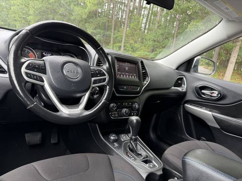 Used 2020 Jeep Cherokee Latitude AWD/4WD image 23
