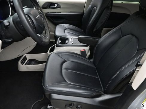 Used 2024 Chrysler Pacifica Touring-L image 19