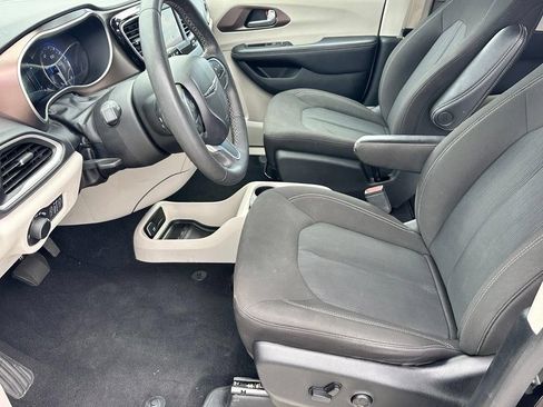 Used 2023 Chrysler Voyager LX FWD image 6