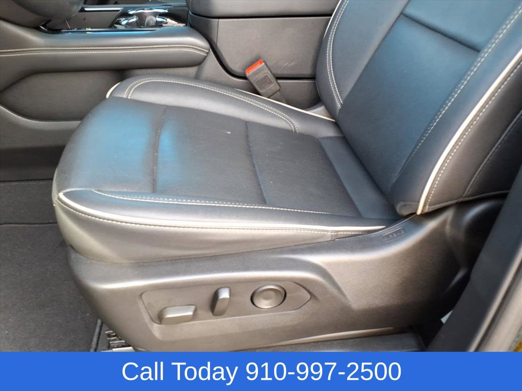 Used 2025 GMC Yukon Elevation w/ Elevation Premium Package AWD/4WD image 18