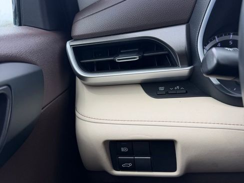 Used 2022 Toyota Highlander XLE AWD/4WD image 21