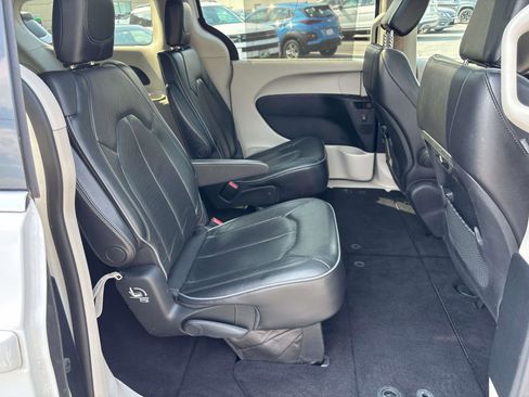 Used 2018 Chrysler Pacifica Limited image 18