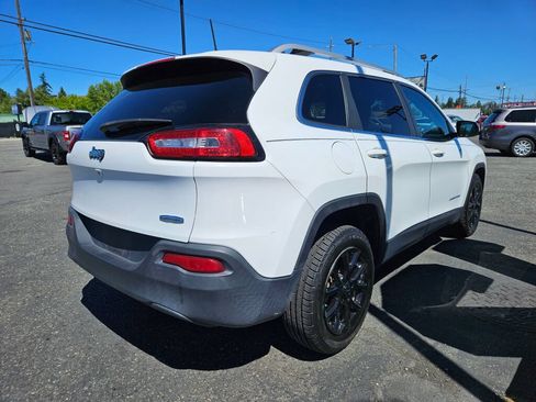 Used 2016 Jeep Cherokee Latitude w/ Cold Weather Group FWD image 5