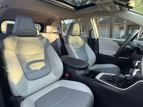 Used 2022 Toyota RAV4 XLE Premium image 12