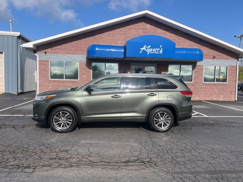 Used 2017 Toyota Highlander XLE AWD/4WD image 2