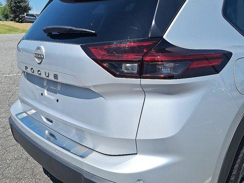 Certified 2025 Nissan Rogue SV FWD image 24