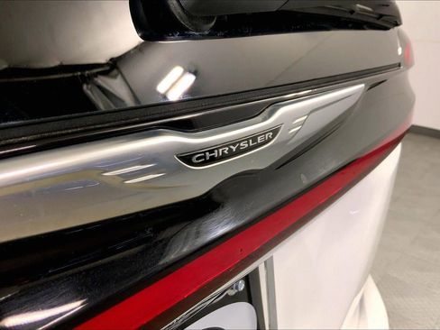 Used 2024 Chrysler Pacifica Touring-L FWD image 30