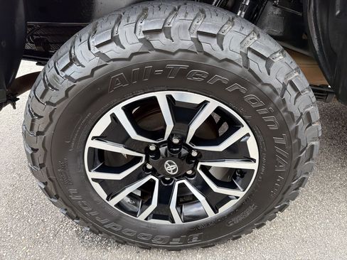 Used 2021 Toyota Tacoma TRD Sport AWD/4WD image 25