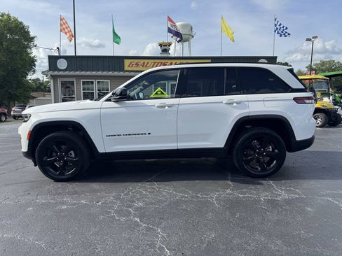 Used 2023 Jeep Grand Cherokee Altitude RWD image 2