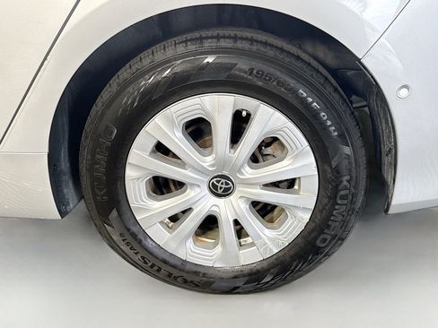 Used 2021 Toyota Prius LE FWD image 37