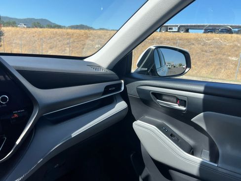 Used 2023 Toyota Highlander XLE FWD image 23