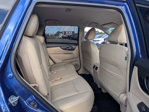 Used 2017 Nissan Rogue SV FWD image 17