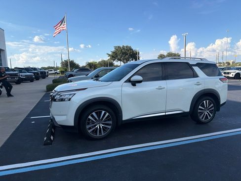 Used 2022 Nissan Pathfinder Platinum w/ Cargo Package FWD image 10