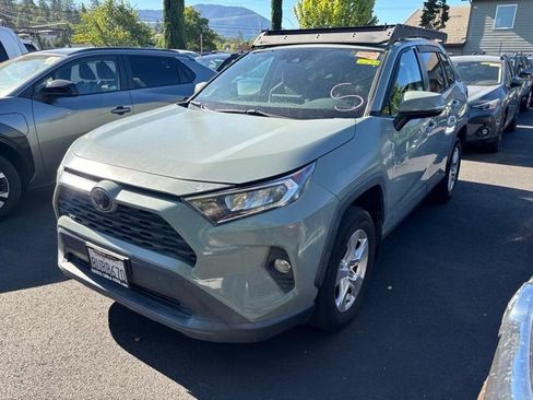 Used 2021 Toyota RAV4 XLE w/ Convenience Package AWD/4WD image 4