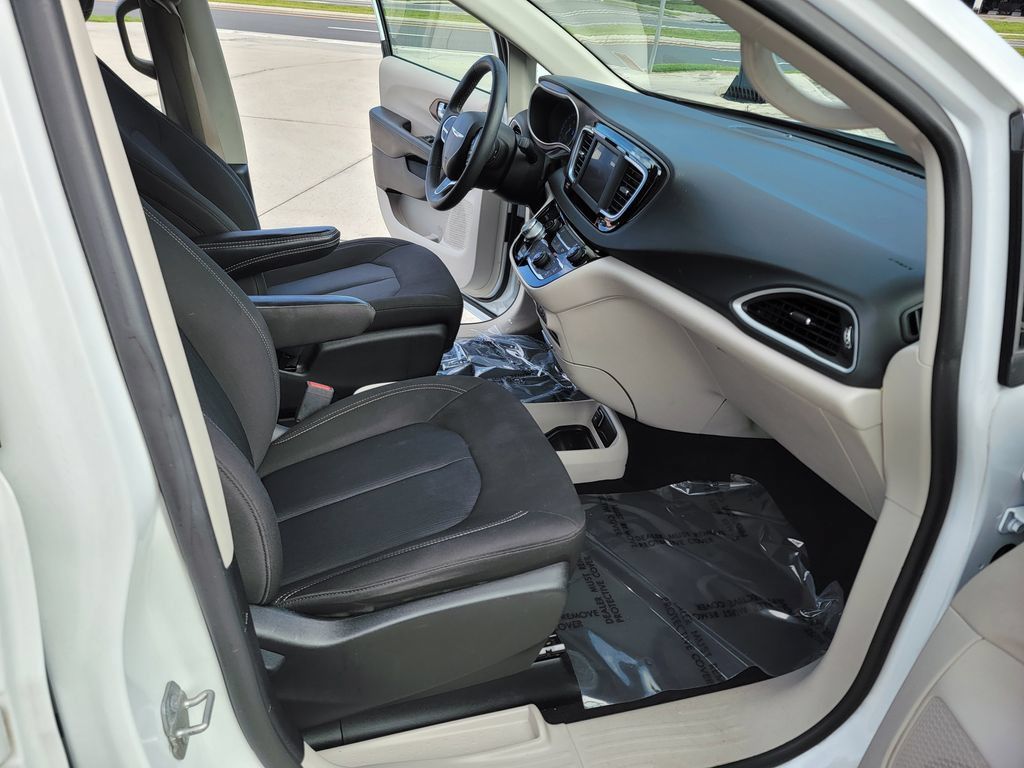 Used 2022 Chrysler Voyager LX FWD image 15