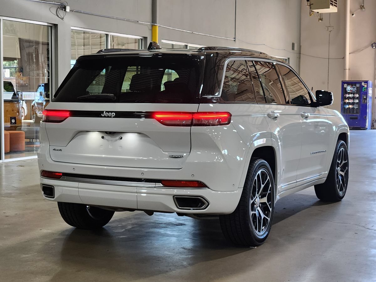 Used 2024 Jeep Grand Cherokee Summit AWD/4WD image 8