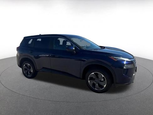 Used 2025 Nissan Rogue SV image 2