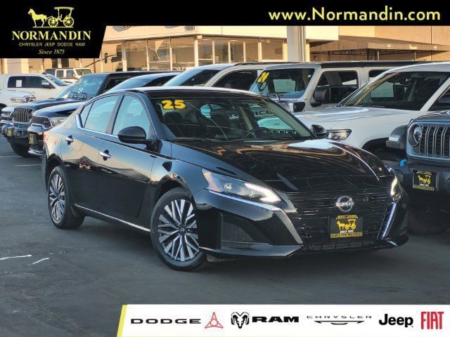 Used 2025 Nissan Altima 2.5 SV FWD image 1