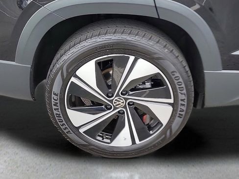 Used 2025 Volkswagen Taos SE image 7