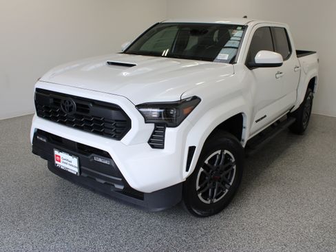 Used 2024 Toyota Tacoma TRD Sport RWD image 2