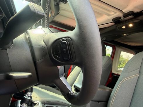 Used 2025 Jeep Wrangler Unlimited Sahara w/ Safety Group AWD/4WD image 19