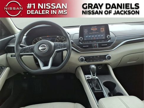 Used 2025 Nissan Altima 2.5 SV FWD image 8