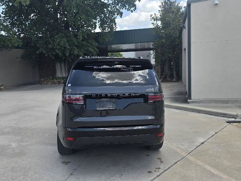 Used 2024 Land Rover Discovery Dynamic SE AWD/4WD image 3